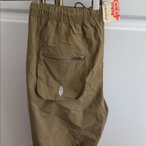 FP Movement cropped hiking style pant multi pockets, zip at leg “oregano” NWT S